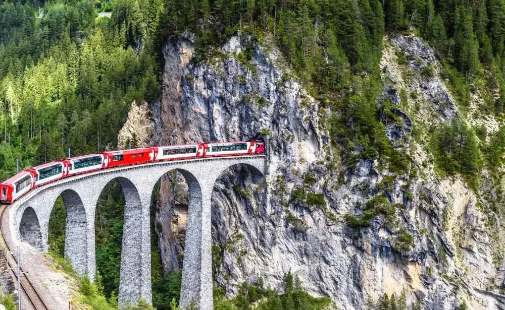 Szwajcarskie Alpy, Glacier Express na imponującym wiadukcie, spektakularne widoki.