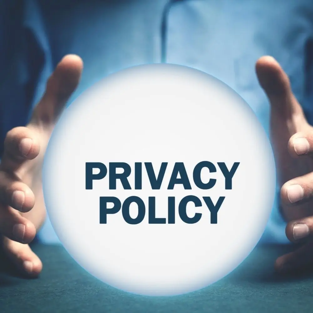 Dłonie a w środku neonowe koło a w nim napis "Privacy policy".